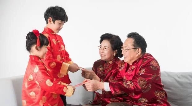 银行|3岁小孩去银行存压岁钱,当我看到数目的时候,我竟很是心疼我自己