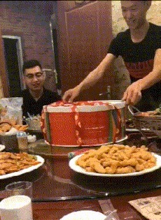 |搞笑GIF: 昨天领女友回家吃饭 全家人大气都不敢喘一下