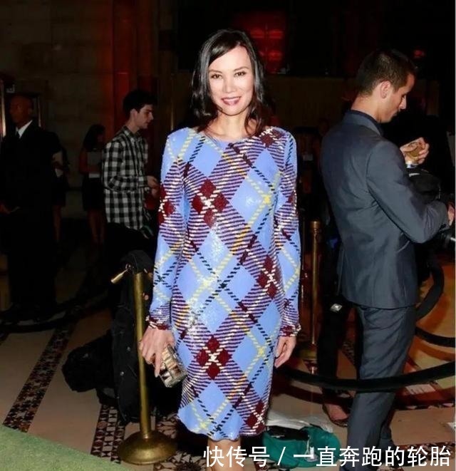 露背礼服 邓文迪罕见换发型,烫微卷发好显年轻,配“露背礼服”哪像52岁