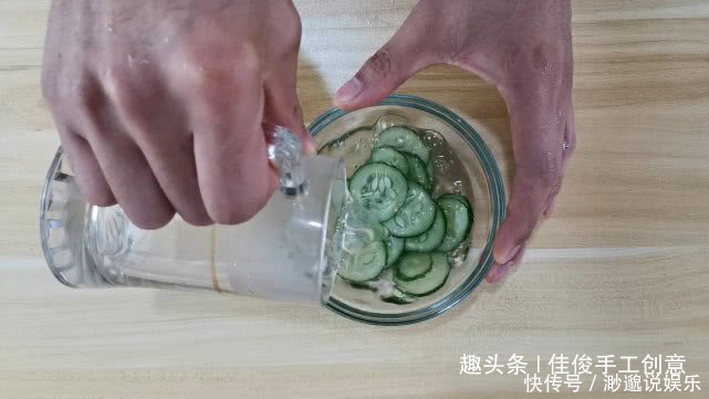 补水液|黄瓜用开水泡一泡真厉害,我也是才知道,省钱又实用学学吧