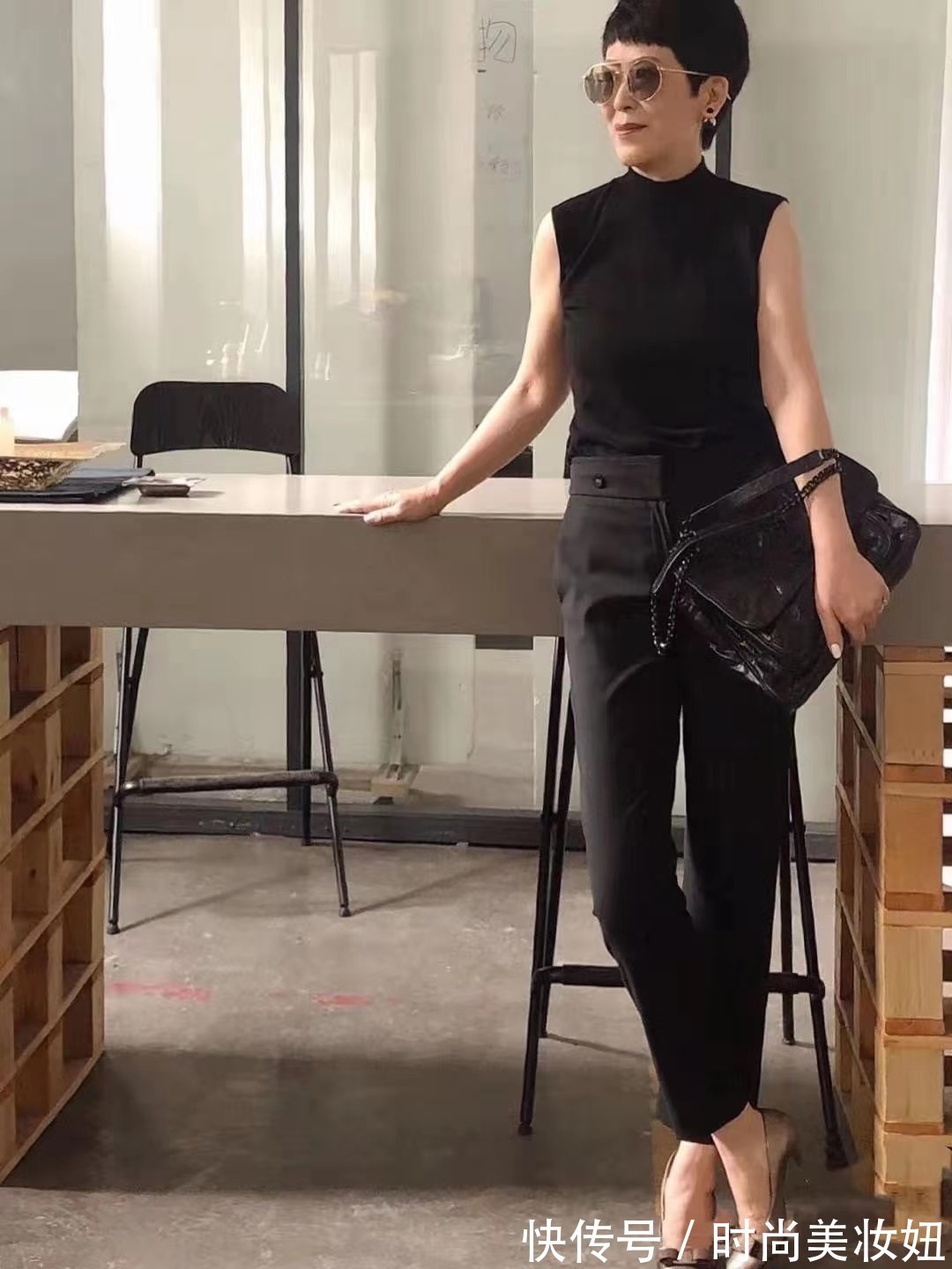 高领|五六十岁的女人,尽量别穿连衣裙,多穿“9分裤”,洋气又减龄