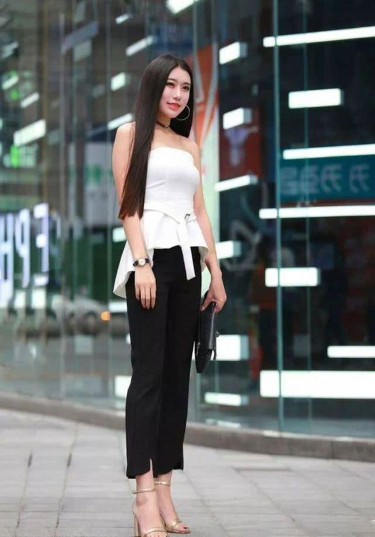 身姿|身穿条纹职业套装的小美女，完美展示出修长的美腿，很有吸引力
