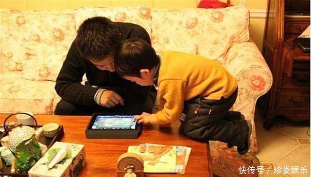 孩子没钱买书包,爸爸连夜编织尼龙书包,第二天孩子成班级亮点