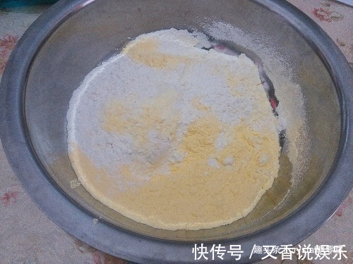 3种面粉掺一起,做出来的窝窝头松软好吃有嚼劲,蒸一锅不够分