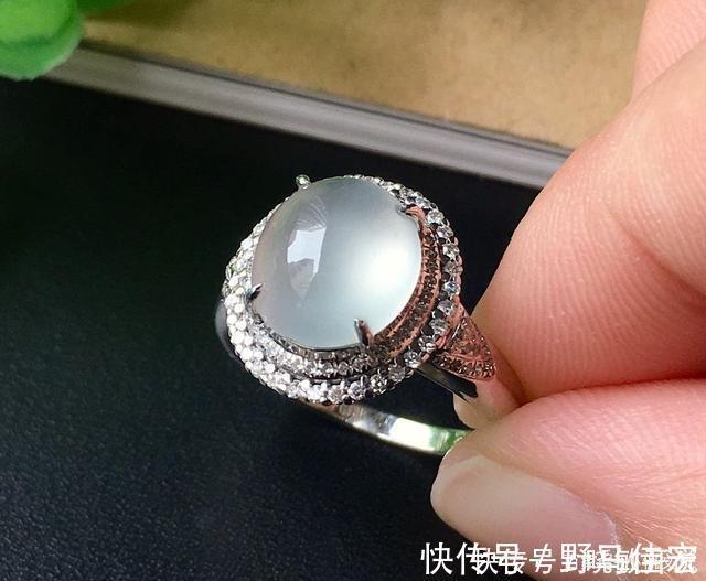 k金#无色翡翠不好看做成这些饰品佩戴,女明星都爱不释手!