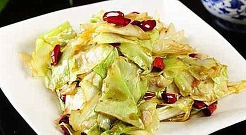 炒包菜，好多人一下锅就错了，多加一步，又香又脆比肉还好吃！