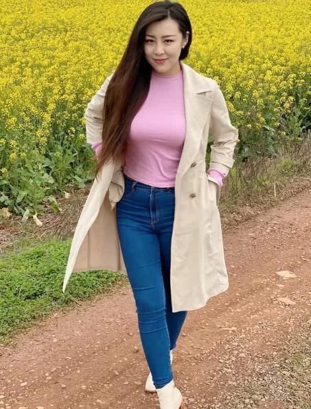 面料的设计|美女一身时髦的打扮,来野外拍照就是为了秀身材吗