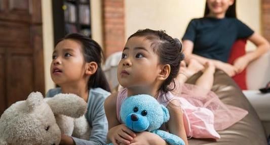 孩子“看电视”和“不看电视”,上小学智商差距明显!家长要重视