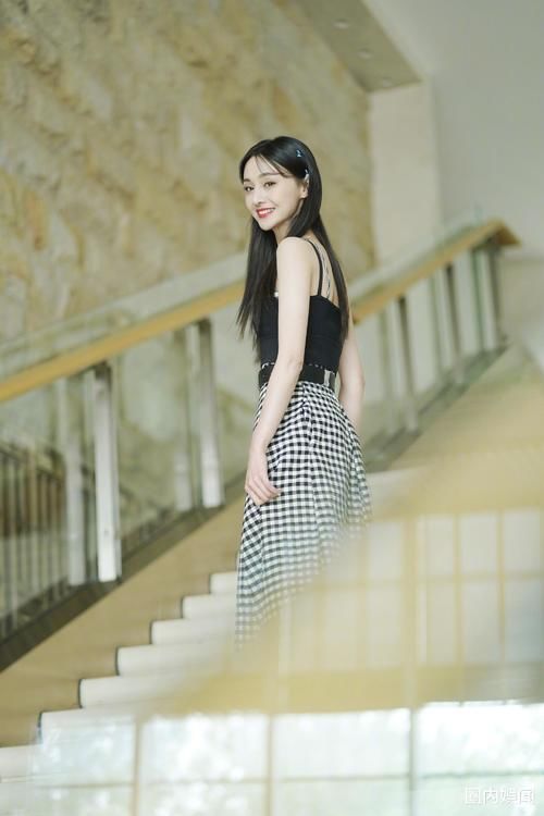 绝了！郑爽被曝即将召开退圈发布会，卫视官方力挺都是有原因的？