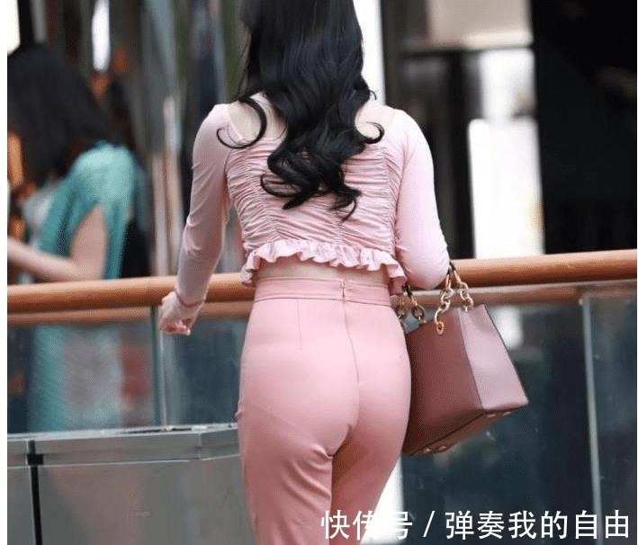 辣妈|街拍穿粉色套装的辣妈,穿搭不输年轻人