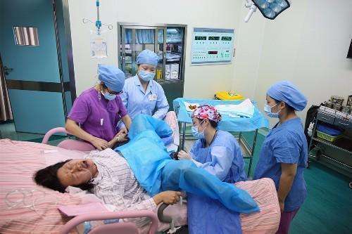 生活环境|二胎妈妈半夜生娃,5岁女儿独自守在产房外,护士询问后潸然泪下