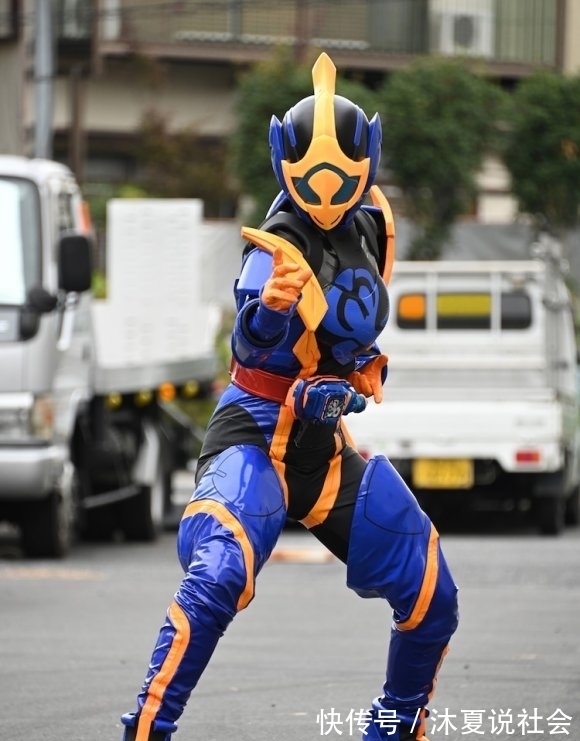 铁甲小宝|假面骑士贞德被观众吐槽造型太过廉价,和蟑螂恶霸一样的配色!