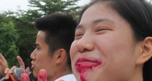 一个果|2岁宝宝突然“尿血”,妈妈哭着去医院,医生:这东西别给孩子吃