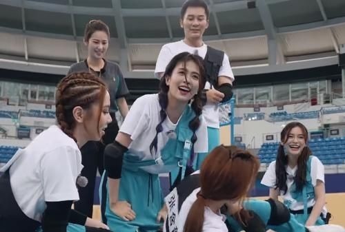 跑男关滤镜，baby脖子和脸俩色，张含韵假睫毛掉了，蔡徐坤更意外