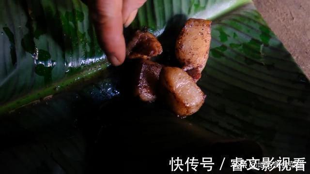 尼泊尔|尼泊尔山区村民杀猪，请全村人过来吃杀猪菜，贫困母亲也过来买肉