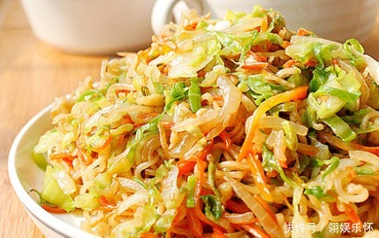 包菜加一个洋葱,简单小炒凉拌开胃,是招待亲朋好友的美食