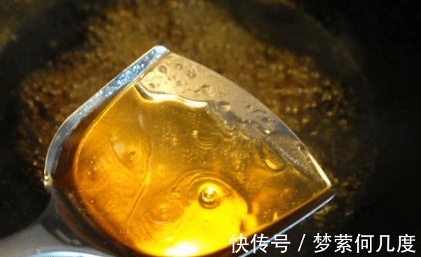 红亮|炒糖色时，马上下锅炒就大错特错了，多加这1步，糖色红亮不糊锅