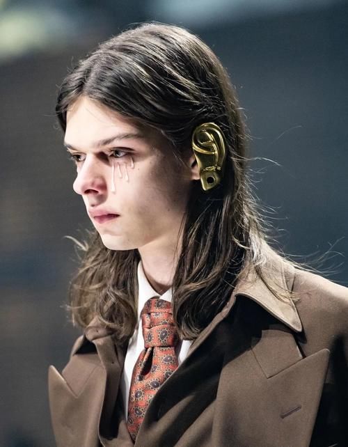 时装周后台的秘密：模特的高级感都是“妆”出来的？