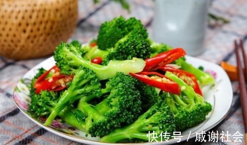 炒西兰花，直接下锅还是先焯水？饭店大厨教你一招，爽脆又入味