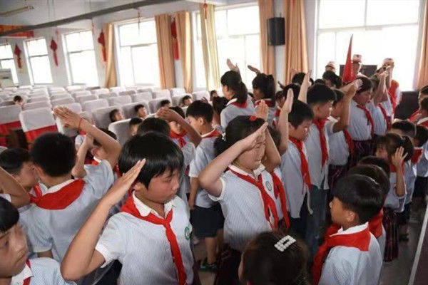 少先队员|郯城红花小学举行“红领巾 心向党”一年级分批入队仪式