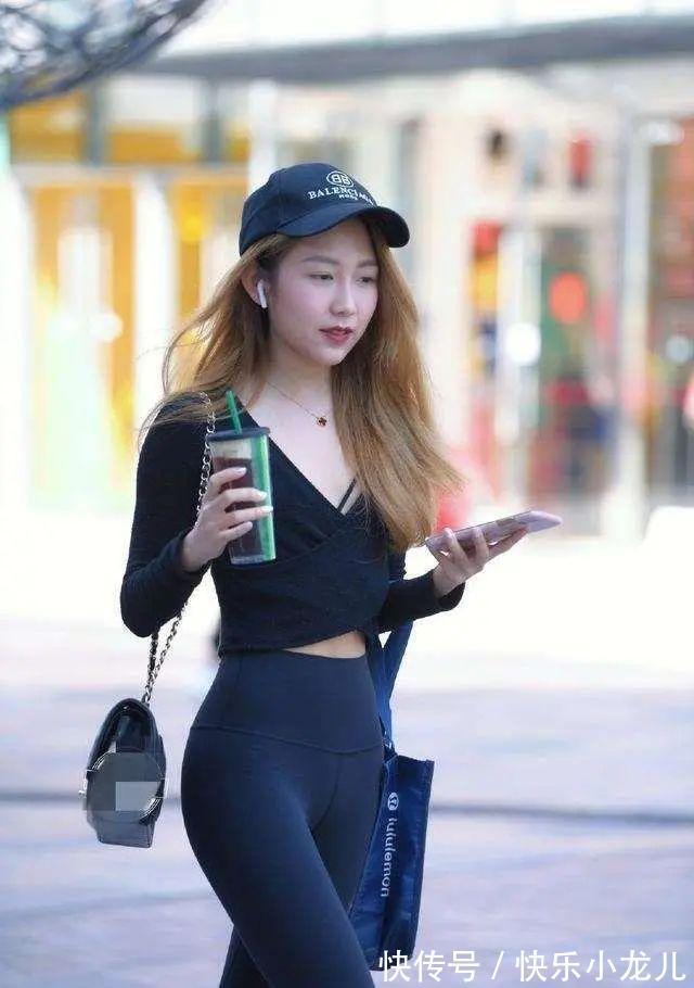 配饰 白色露肩上衣搭配蓝色短裤,构造物体主要轮廓,展示时尚气质