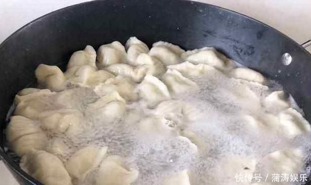 饺子包好后,直接放冰箱就“坏”了,这么做,饺子不开裂不粘连