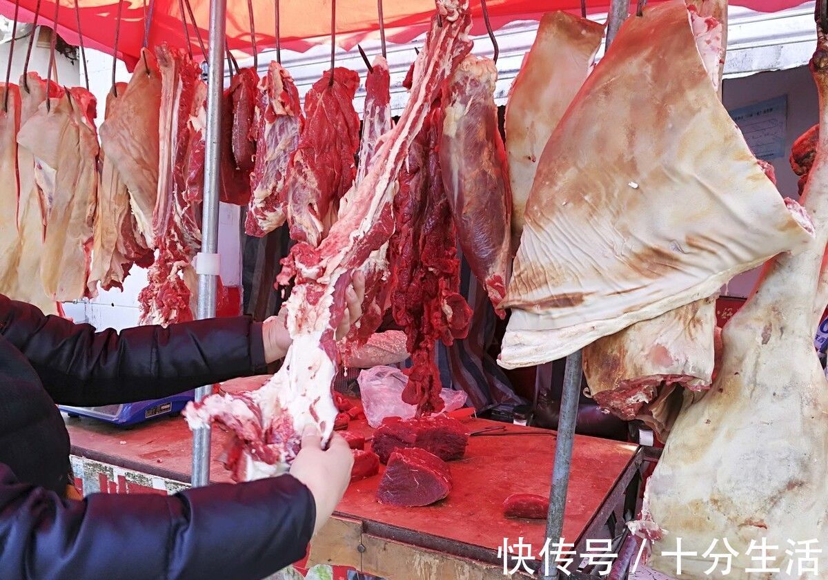 买羊肉时，先看肉皮后看肉，记住4个小窍门，一挑准是新鲜好羊肉