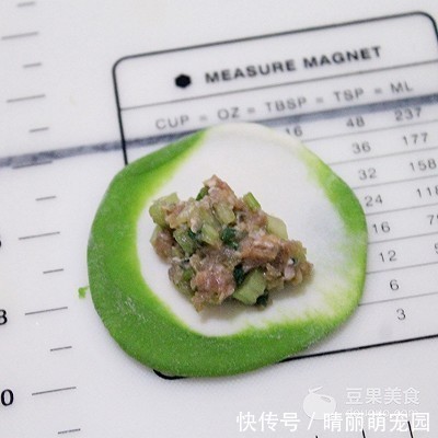 面粉|芹菜牛肉翡翠饺的做法