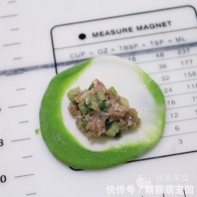  面粉|芹菜牛肉翡翠饺的做法