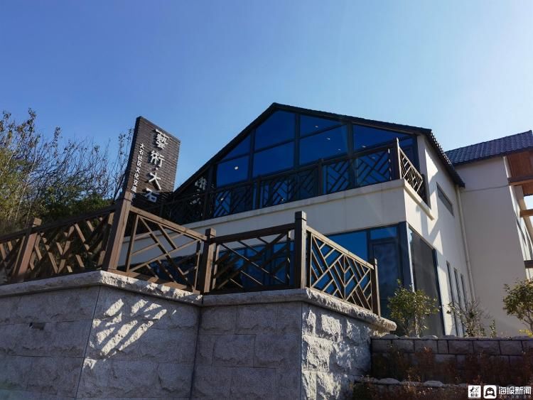 新闻记者$“水彩崂山”—青岛女水彩画家采风、讲座活动在崂山区举办