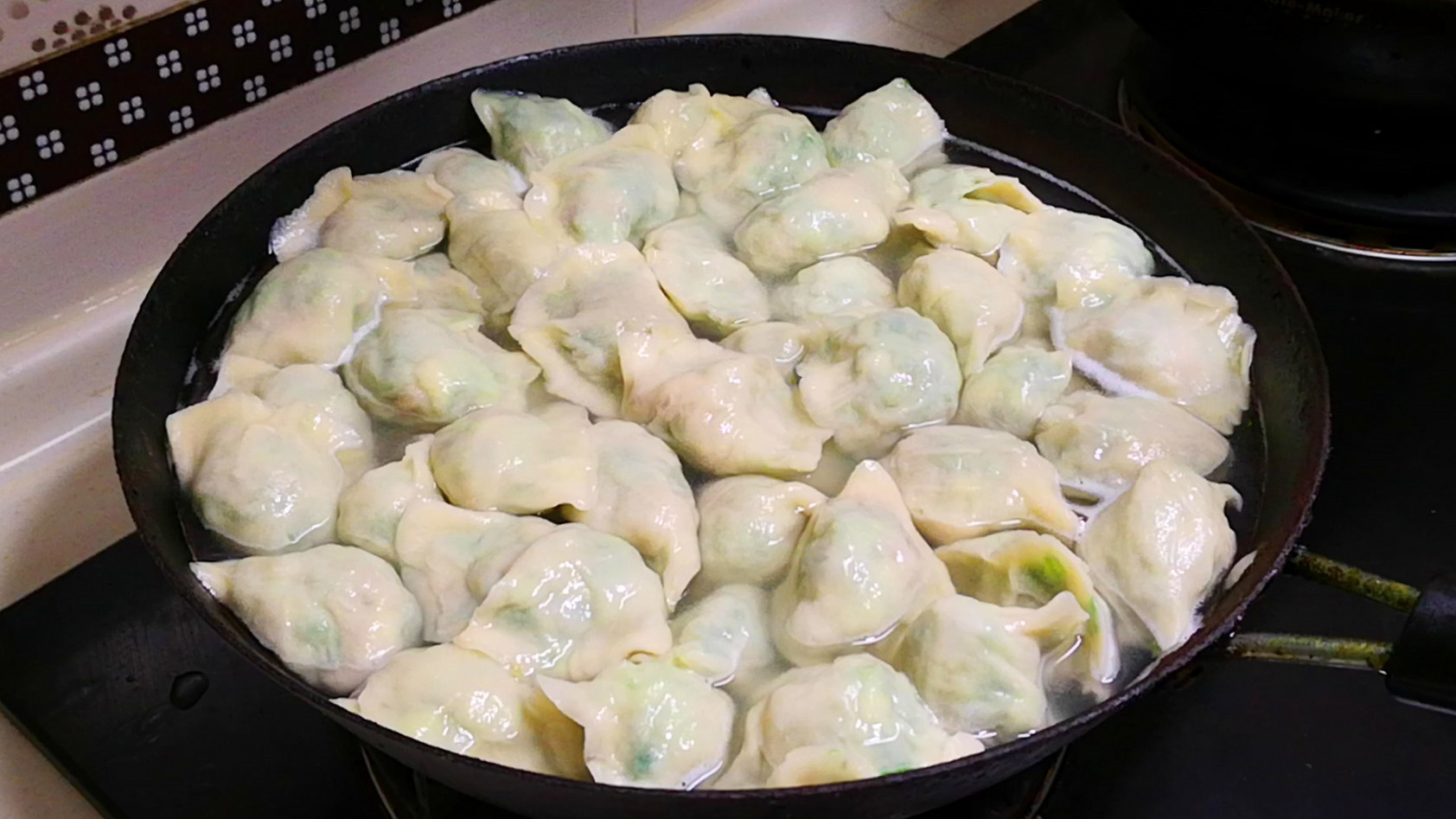 冻饺子怎么煮，用沸水还是开水教你正确做法，又鲜又香不破皮