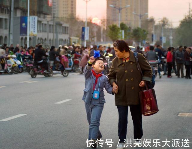 奶奶|孙子摔坏同学眼镜,被要求索赔2000元,奶奶的处理方式老师都点赞