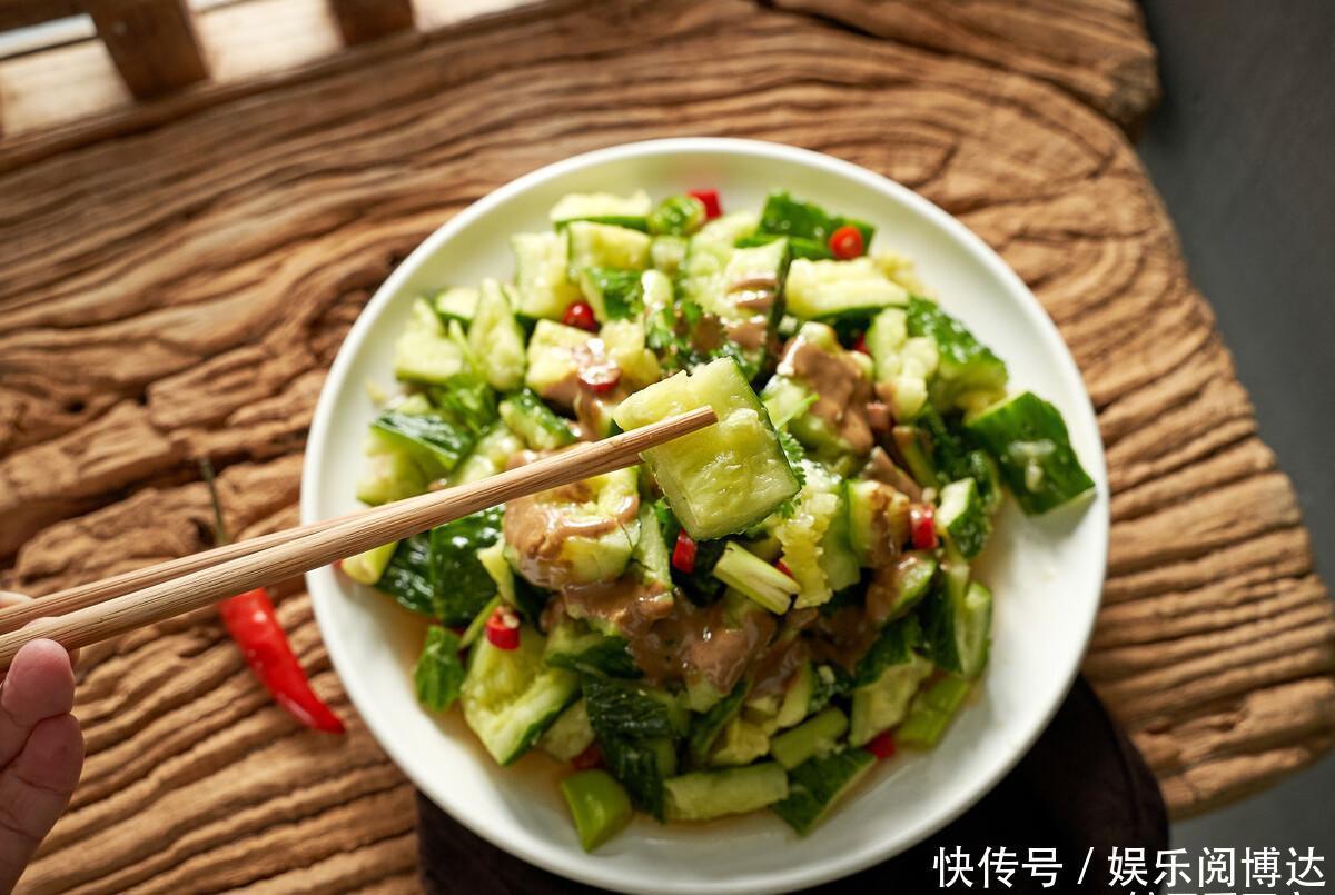 搅拌均匀|凉拌黄瓜,直接用刀切就错了,多加1个小步骤,黄瓜多汁又好吃