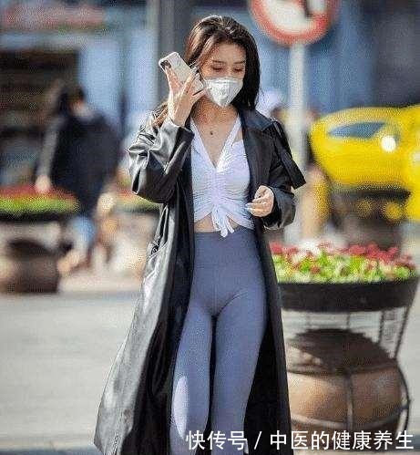 打底裤 黑色长款披风搭配蓝色紧身打底裤,御姐范十足,整体气质秀而不媚!