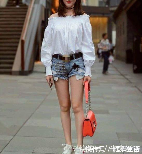 t恤 红色花朵背心,搭配牛仔裤,甜美时髦的风格,彰显女人味