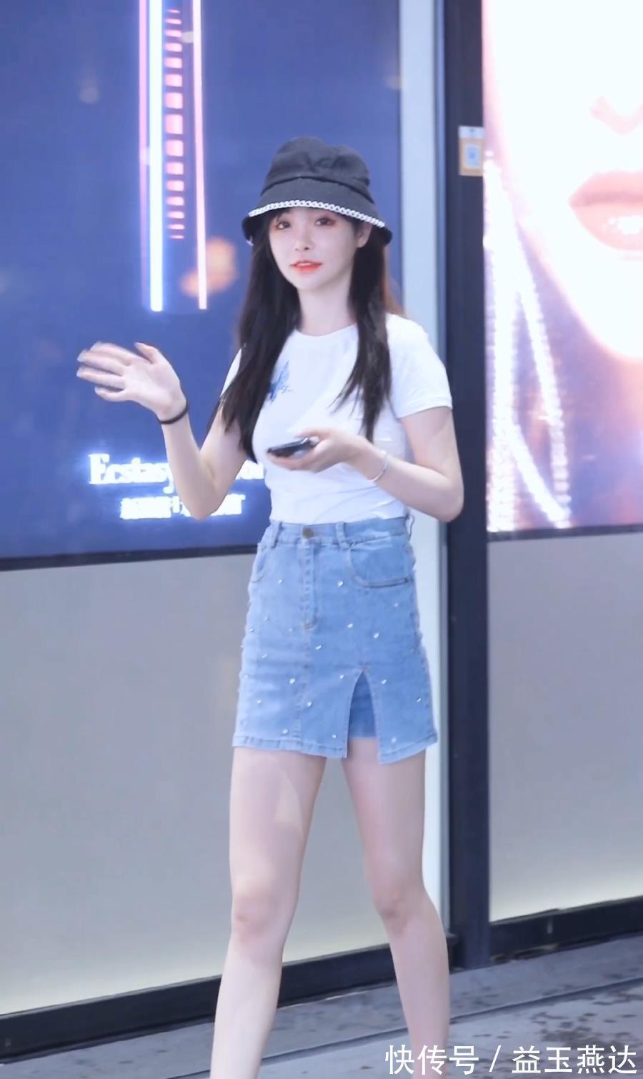 小姐姐|甜美系小姐姐,经典白T恤搭配超短裙,一顶渔夫帽轻松打造时尚感