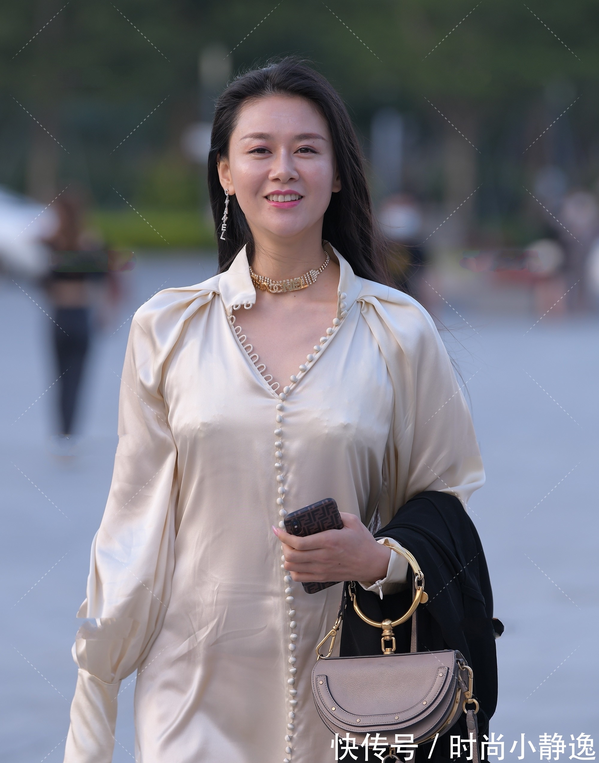 阿成|绸缎面料连衣裙，华丽典雅，洒脱又时尚