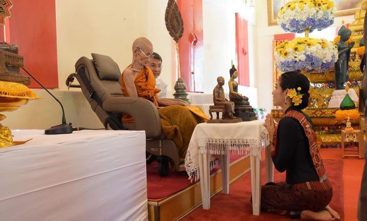 诗尼娜贵妃越来越美,盘头挽髺戴黄花,就像中国民国时期小媳妇