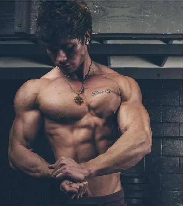 哑铃飞鸟|胸肌看轮廓不看大小,想要练出“巨石”胸肌需要注意什么