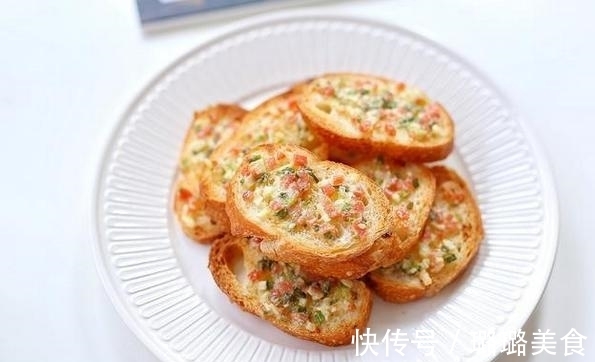 黄油|上班族的快捷早餐，简单“暴力”的蒜香芝士法棍，解馋抗饿两不误
