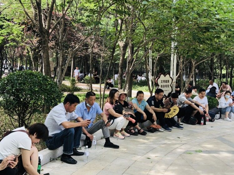 助威|考场外的守望,家长们只想给孩子们默默助威