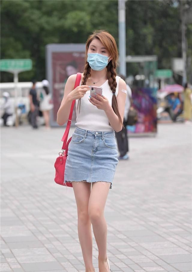 简约|牛仔短裙，夏季清凉穿搭，是很多时尚姑娘喜欢的款式