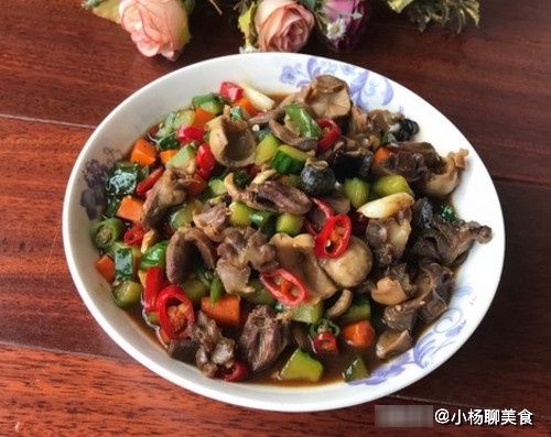 鸡胗|它是周末约饭必备菜，简单锅里一炒就能吃，又香又辣，下酒最合适