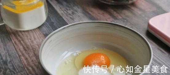 奥利奥草莓千层蛋糕,搅一搅就能做好,一口下去奶香浓郁!