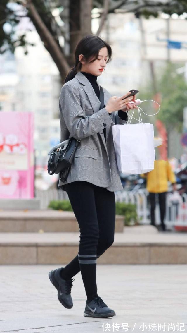 休闲西装 街拍:身材高挑的气质美女,黑色打底裤搭配休闲上衣,迷人好身姿