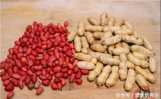 花生|剥花生米别手抠了，只需一张纸巾，2分钟就剥一大碗，又快不伤手