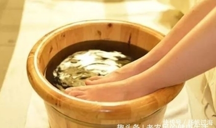 中年|晚上睡前泡脚，对健康好还是坏？今天一次性告诉你答案，了解下