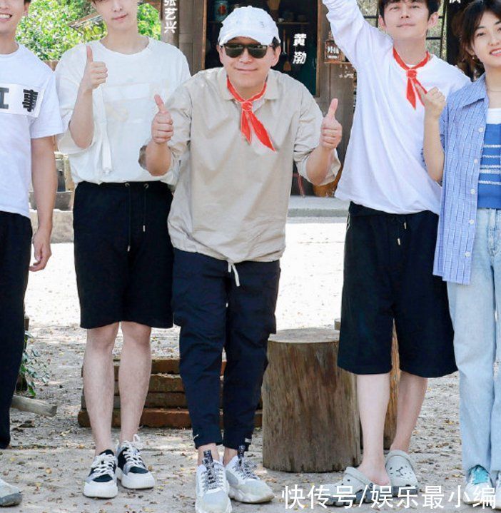 嘉宾|《向往》最新一期嘉宾合照，黄磊默默站最边缘，C位嘉宾好受重视