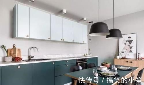 隔断|66㎡两居,以储物柜做隔断,以墨绿和原木配色,实用的文艺范儿