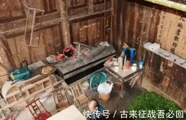 木屋$老农住价值8亿金丝楠木木屋,100万卖给投资商,今搬回乡下盖新房